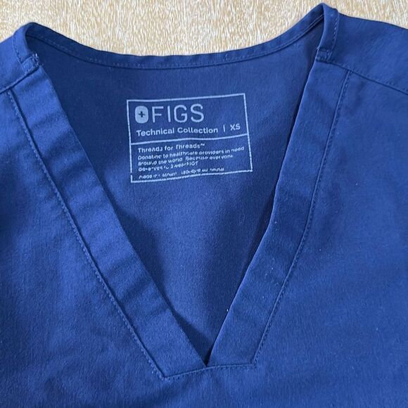 Figs Casma Three-Pocket scrub top - Picture 2 of 4